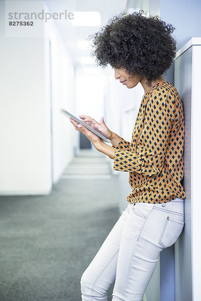 Geschäftsfrau mit digitalem Tablett im Büro