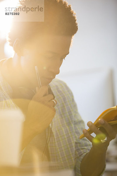 Geschäftsmann mit Handy im Büro