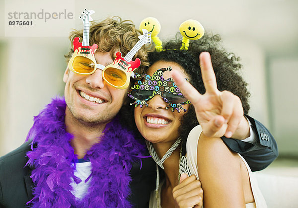 Paar mit dekorativer Brille auf der Party