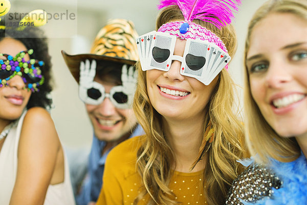 Freunde mit dekorativer Brille auf der Party