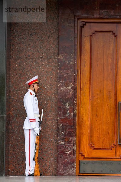 Wache am Ho Chi Minh Mausoleum in Hanoi  Vietnam