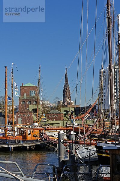 Segelyachten im Neuen Hafen  Bremerhaven  Deutschland  Europa