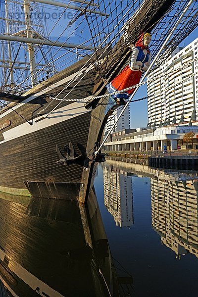 Großsegler mit Galionsfigur und Columbus Center  Alter Hafen  Bremerhaven  Deutschland  Europa