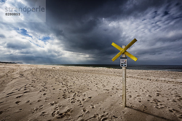 Warnschild vor gefählichen Buhnenresten am Strand nördlich von Kampen  Sylt  Schleswig-Holstein  Deutschland
