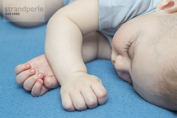 Schlafendes Baby auf blauer Decke