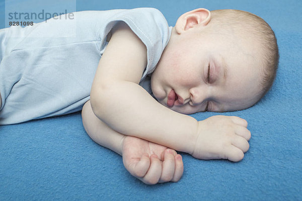 Schlafendes Baby auf blauer Decke