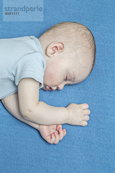 Schlafendes Baby auf blauer Decke