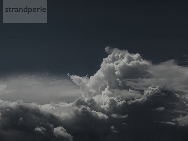 Eine Wolkenlandschaft gegen einen dunklen Himmel