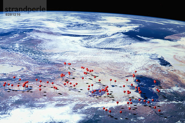 Eine Satellitenansicht der Erde mit geraden Stiften an verschiedenen Stellen  digitales Composite