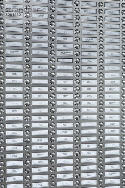 Reihen von Türklingeln auf einer Metallplatte