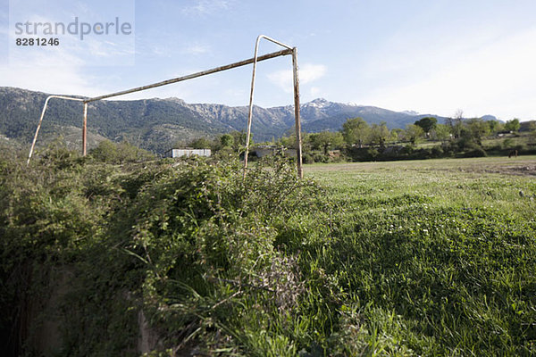 Ein alter Fußballtorpfosten  Berge im Hintergrund  Calacuccia  Korsika  Frankreich