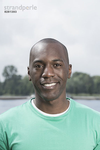 Porträt eines lächelnden Mannes im grünen T-Shirt