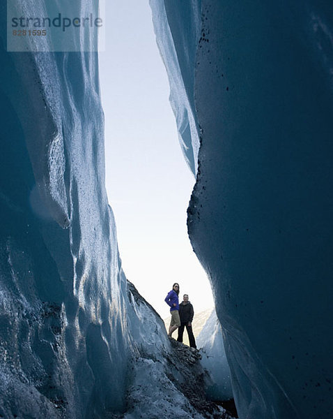 Zwei Frauen stehen am Worthington Glacier  Alaska  USA.