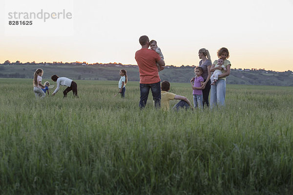 Familien erholen sich auf einem Feld in ländlicher Umgebung