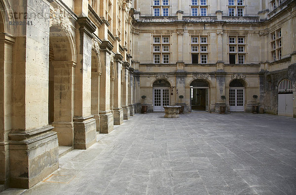 Innenhof des Schlosses der Weinuniversität  Suze-la-Rousse  Provence  Frankreich