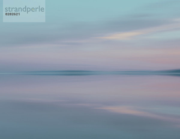 Flachwasser über der Oberfläche der Bonneville Salt Flats in der Abenddämmerung.