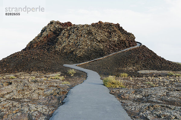 Ein gepflasterter Weg hinauf in die Lavafelder der Krater des Mond-Nationaldenkmals und Naturschutzgebietes in Butte County Idaho.