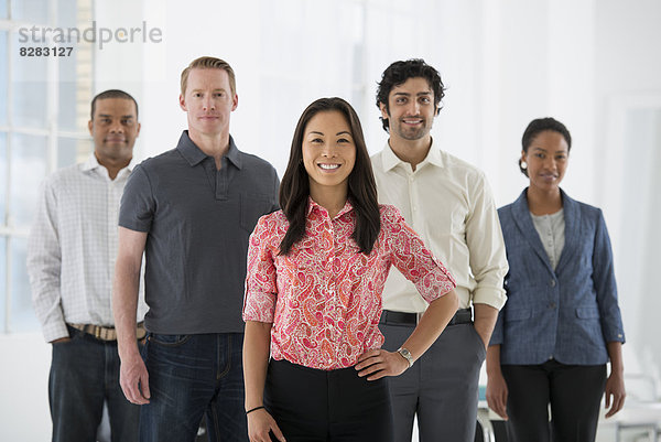 Wirtschaft. Ein Team von Menschen  eine multi-ethnische Gruppe  Männer und Frauen in einer Gruppe.