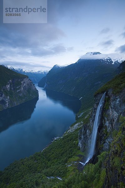 beleuchtet  Europa  dramatisch  Norwegen  UNESCO-Welterbe  Abenddämmerung  Fjord  Geiranger  More og Romsdal  Skandinavien