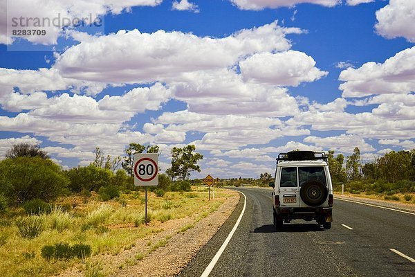 4 Verkehr fahren Fernverkehrsstraße rot Australien Northern Territory rad