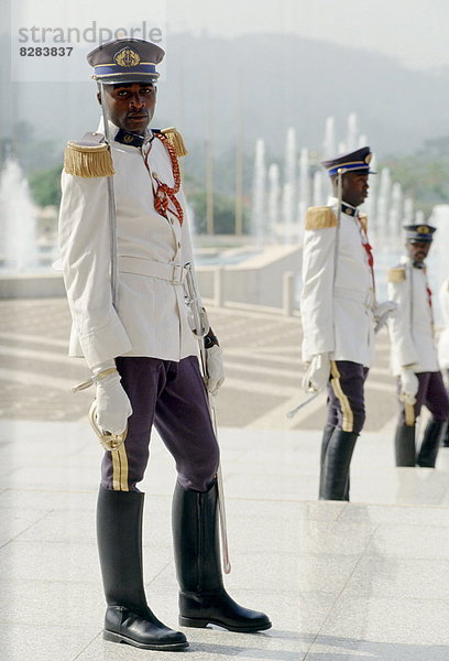 Westafrika  Soldat  Zeremonie  Schwert  Präsident  Kamerun  Wachmann