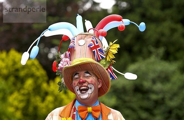 lachen  Fest  festlich  Picknick  London  Hauptstadt  tanzen  Entertainment  Musik  Gemeinschaft  Versorgung  Unterschied  Ethnisches Erscheinungsbild  Ar  Clown  Westen
