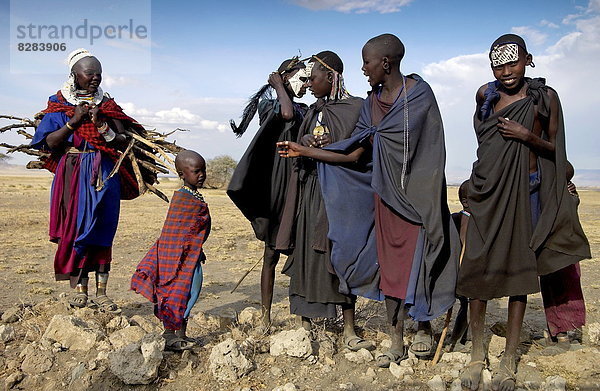 klar  Tradition  ankommen  Krieger  jung  Lebensphase  Farbe  Farben  Mädchen  Masai  bemalen  Tansania