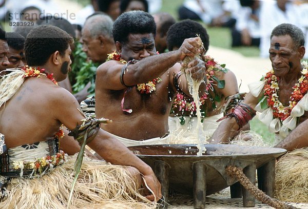 Getränk  Tradition  Vorbereitung  Zeremonie  Fiji  Pazifischer Ozean  Pazifik  Stiller Ozean  Großer Ozean
