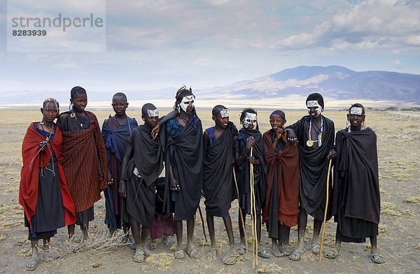 Tradition  ankommen  jung  Lebensphase  Farbe  Farben  Kampf  Masai  bemalen  Tansania