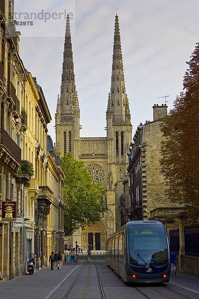 Frankreich  Transport  Kathedrale  öffentlicher Ort  Straßenbahn  Bordeaux  neu