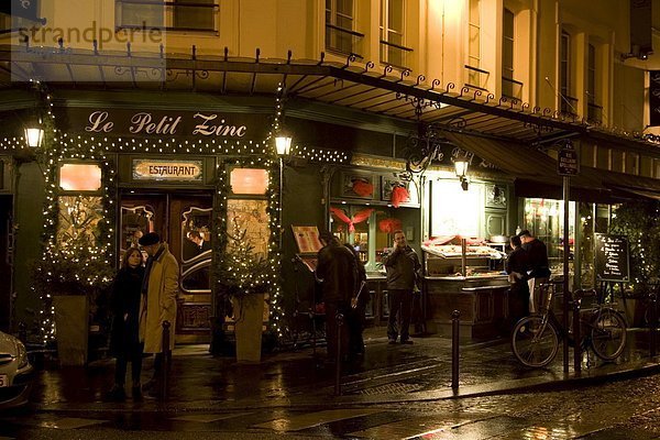 Ecke  Ecken  Außenaufnahme  Paris  Hauptstadt  Frankreich  Mensch  Menschen  Tradition  Nacht  Straße  Restaurant  Regen  Hütte
