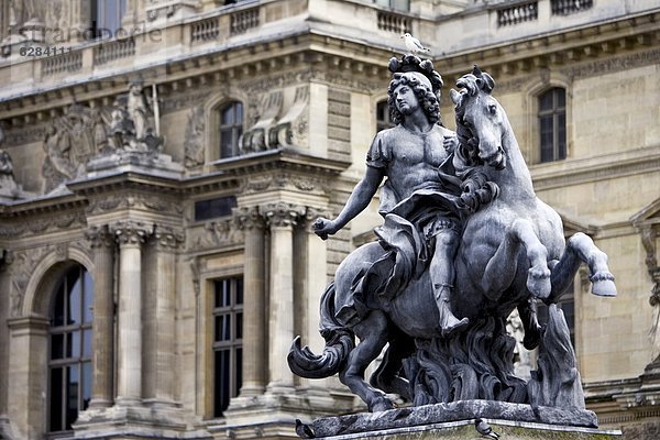 Außenaufnahme  Paris  Hauptstadt  Frankreich  Museum  Statue  Louvre