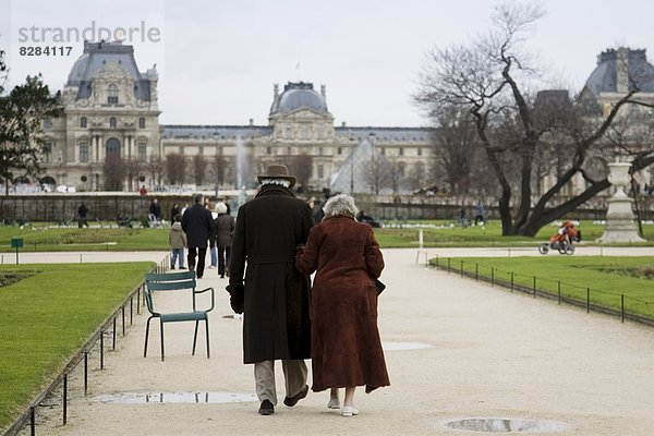 Frankreich nehmen Ruhe Senior Senioren Kunst Museum Galerie spazierengehen spazieren gehen Louvre
