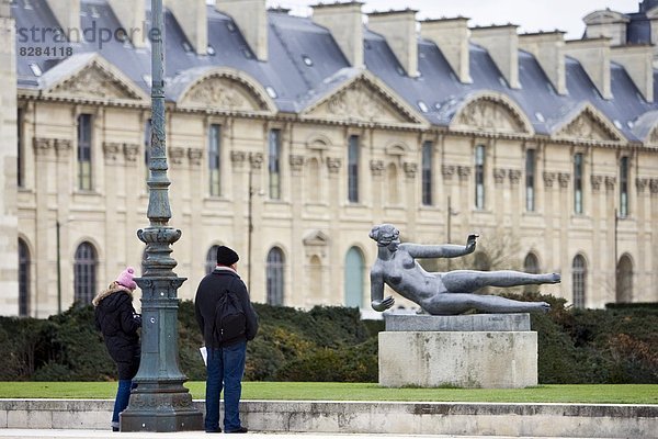 liegend liegen liegt liegendes liegender liegende daliegen Frankreich Skulptur Bewunderung frontal Statue Gast nackt Bronze Louvre zurücklehnen