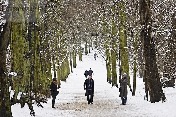 bedecken  Mensch  Menschen  gehen  Großbritannien  London  Hauptstadt  Heide  Schnee