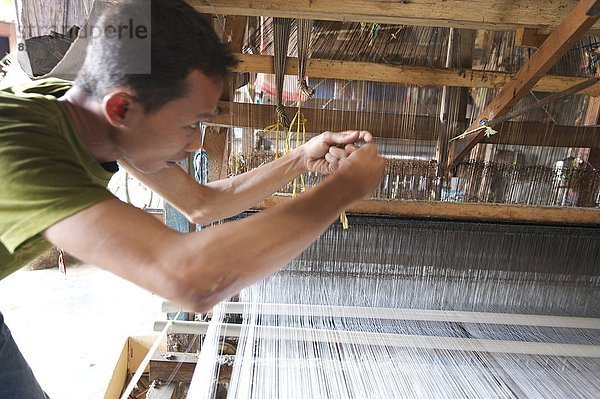 Problem Tradition arbeiten Entscheidung Fabrikgebäude Südostasien Asien zerbrochen Indonesien Java Seide Weber