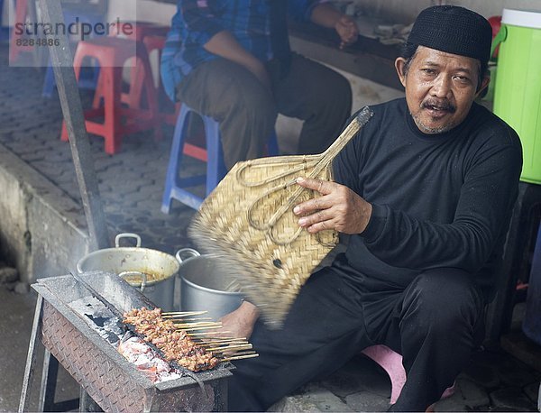 kochen  Mann  Pflanzenblatt  Pflanzenblätter  Blatt  Huhn  Gallus gallus domesticus  Kohle  Südostasien  Islam  Asien  Indonesien  Java  Markt