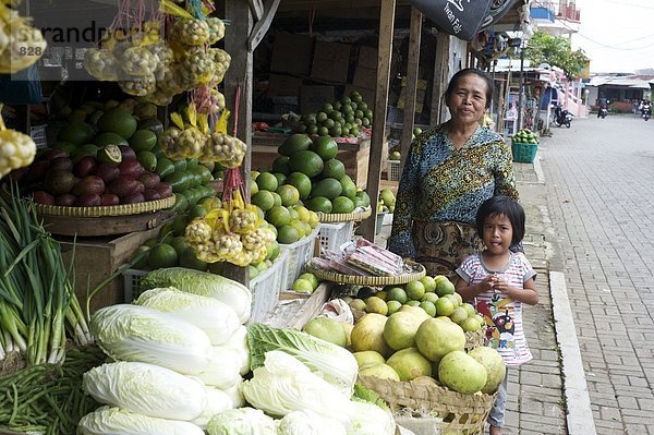 Blumenmarkt  Gemüse  halten  Tochter  Südostasien  Asien  Indonesien  Java  Markt