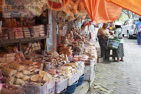 Blumenmarkt Ländliches Motiv ländliche Motive Frau Mittagspause Pause verkaufen Reis Reiskorn Südostasien Asien unterhalten Indonesien Java Markt