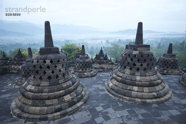 liegend  liegen  liegt  liegendes  liegender  liegende  daliegen  Ländliches Motiv  ländliche Motive  Morgen  über  Dunst  früh  Ansicht  Südostasien  UNESCO-Welterbe  Asien  Indonesien  Java