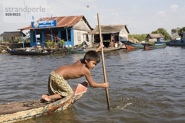 Junge - Person  See  Boot  jung  Südostasien  Vietnam  Asien  Kambodscha