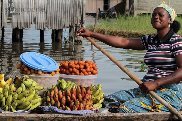 Westafrika  Frau  tragen  Frucht  Markierung  Kanu  paddeln  Afrika  Benin  Markt