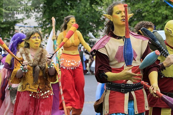 Mittelalter  Frankreich  Europa  jonglieren  Festival  Kostüm - Faschingskostüm  UNESCO-Welterbe  Parade  Seine-et-Marne