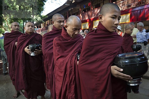 hoch  oben  empfangen  Reis  Reiskorn  fünfstöckig  Buddhismus  Mönch  Myanmar  Asien  Mittagessen