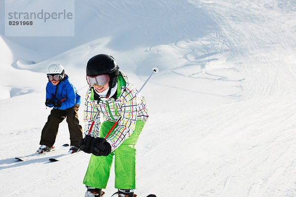 Brüder und Schwestern beim Skifahren  Les Arcs  Haute-Savoie  Frankreich