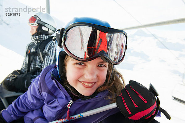 Portrait eines jungen Mädchens am Skilift  Les Arcs  Haute-Savoie  Frankreich