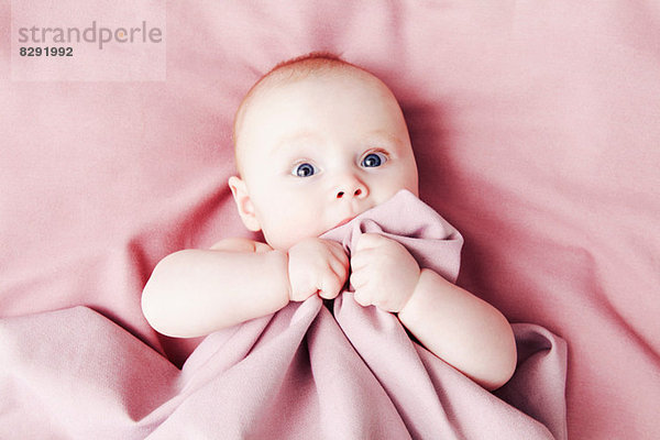 Baby Mädchen auf rosa Decke