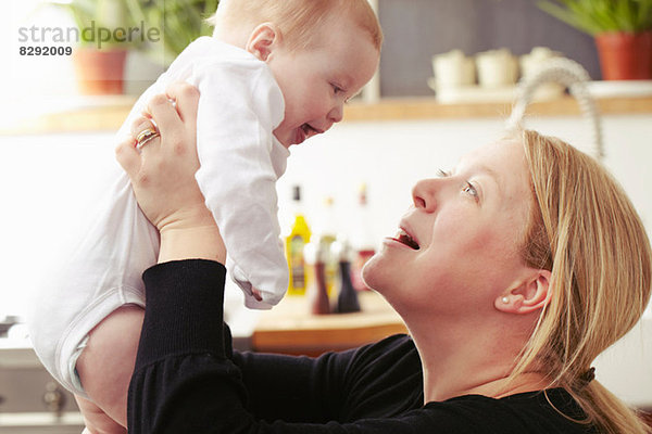 Mutter hält Baby in der Luft