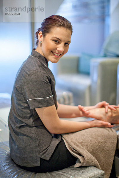 Portrait des Masseurs im Spa-Behandlungsraum