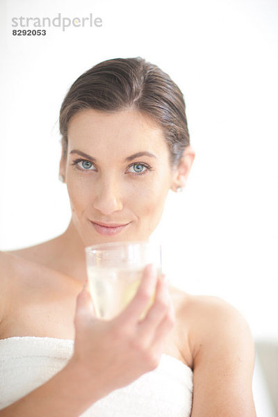 Porträt einer Frau mit einem Glas Mineralwasser